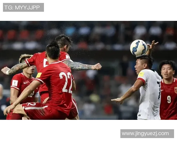 足球球星与球迷激情对抗精彩瞬间一览谁能笑到最后尽显足球魅力