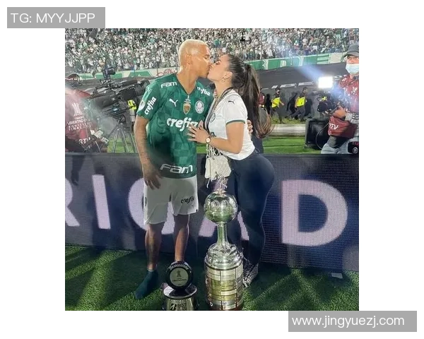 足球球星情侣甜蜜合影展现爱情与运动激情的完美融合